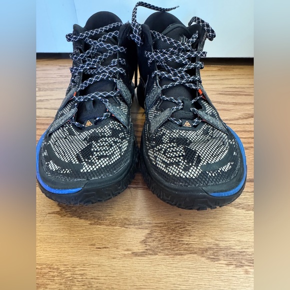 Nike Kyrie Men’s Basketball Shoes - Picture 9 of 10